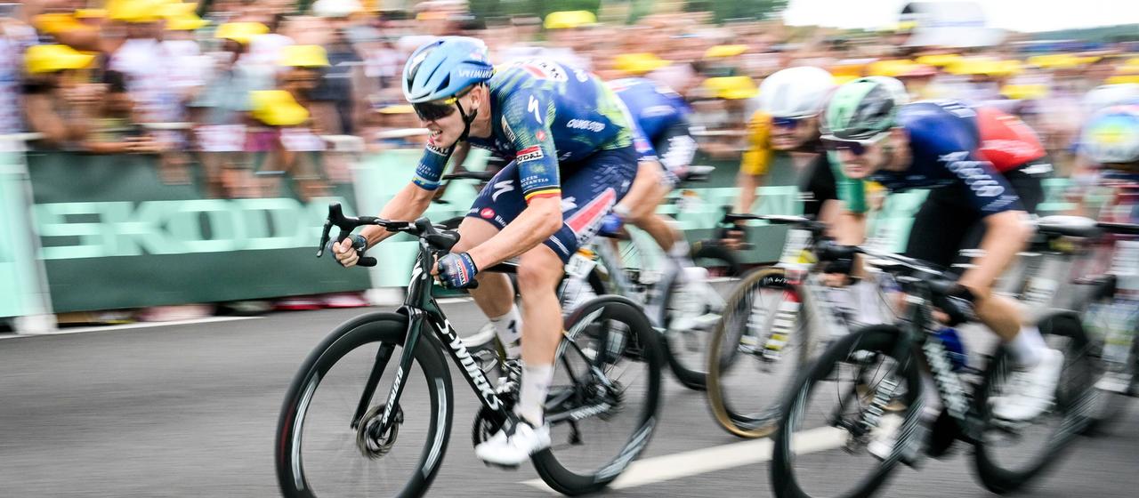 Tim Merlier jubelt bei der Tour de France