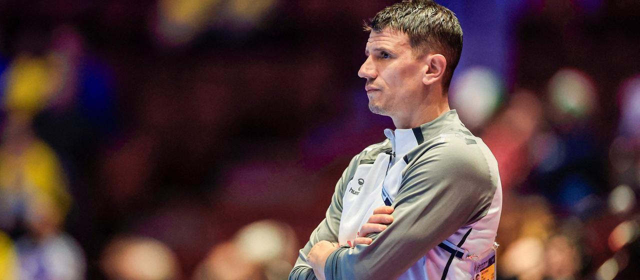 Andy Schmid, Bundestrainer der Schweizer Handball-Nationalmannschaft, steht am Spielfeldrand