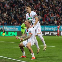 Torjubel von Augsburgs Phillip Tietz und Ermedin Demirovic.