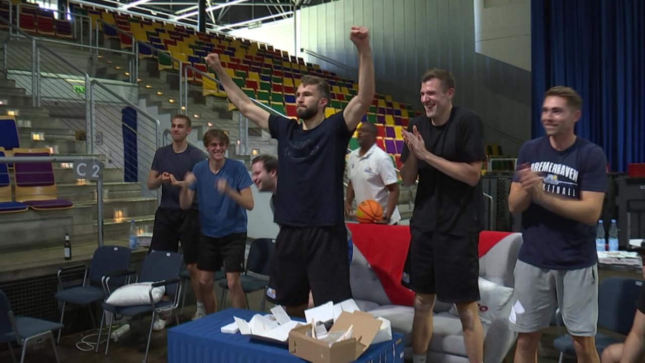Pizza-Party in Bremerhaven: Eisbären fiebern bei Basketball-WM mit ...