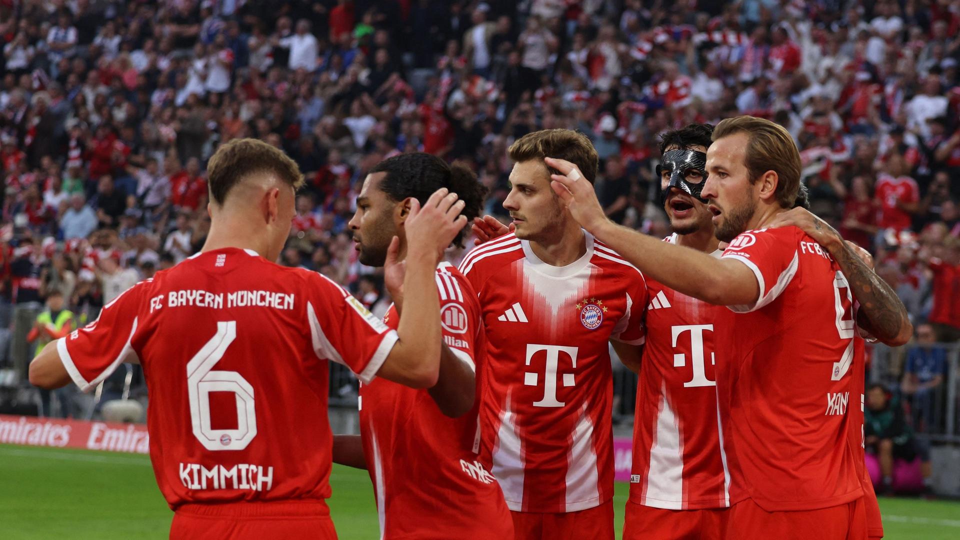 Die Spieler des FC Bayern München jubeln über das 4:0 von Harry Kane (r.) | AFP