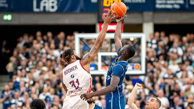 Bayerns Bakary Dibba im Zweikampf mit Heidelbergs Devin Booker