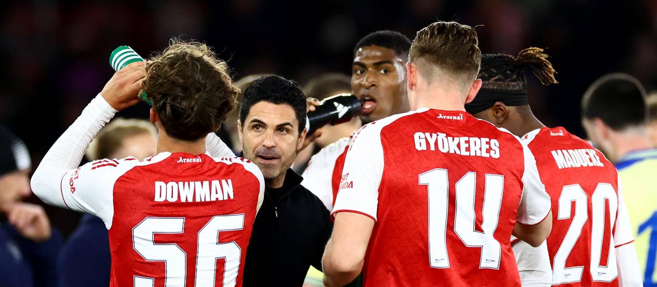 Arsenals Trainer Mikel Arteta spricht mit seinen Spielern