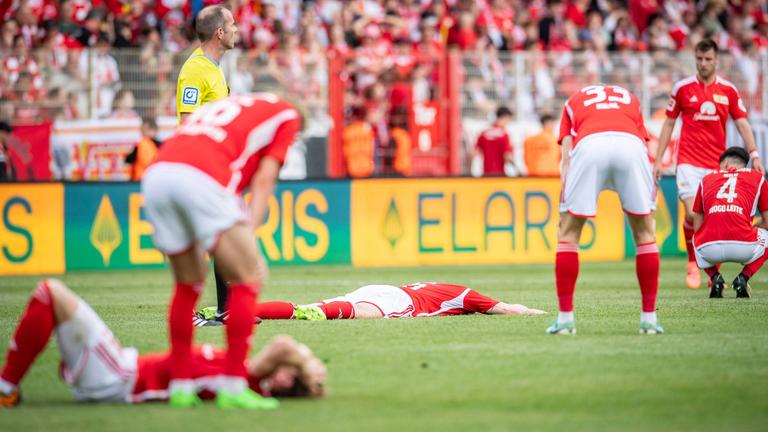 Unions Spieler am Boden zerstört