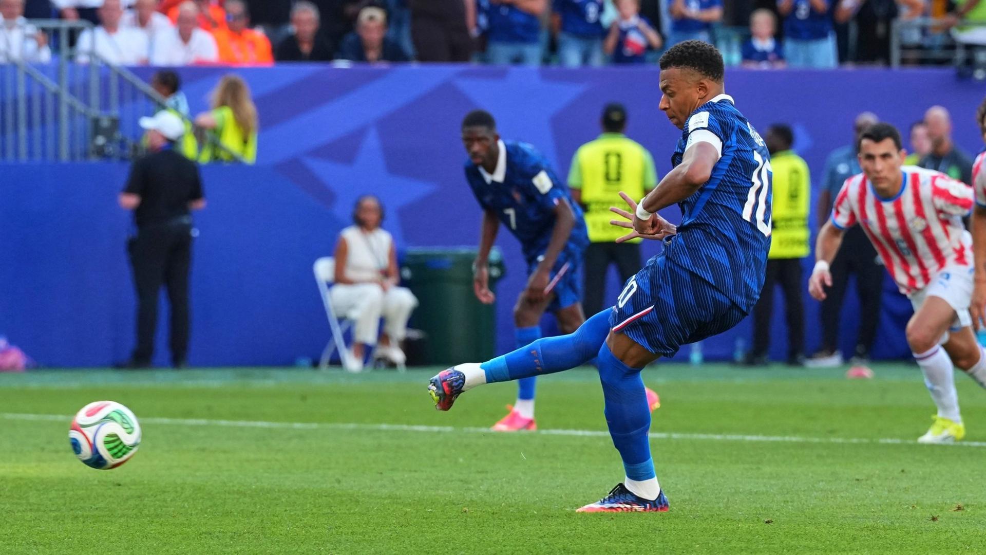 Kylian Mbappe trifft per Elfmeter gegen Paraguay | AP Photo/Martin Meissner