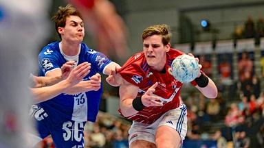 Dominik Axmann vom HSV Hamburg im Kampf um den Handball