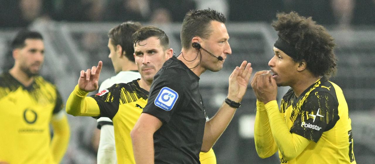 Dortmunds Karim Adeyemi (r.) diskutiert mit Schiedsrichter Sven Jablonski