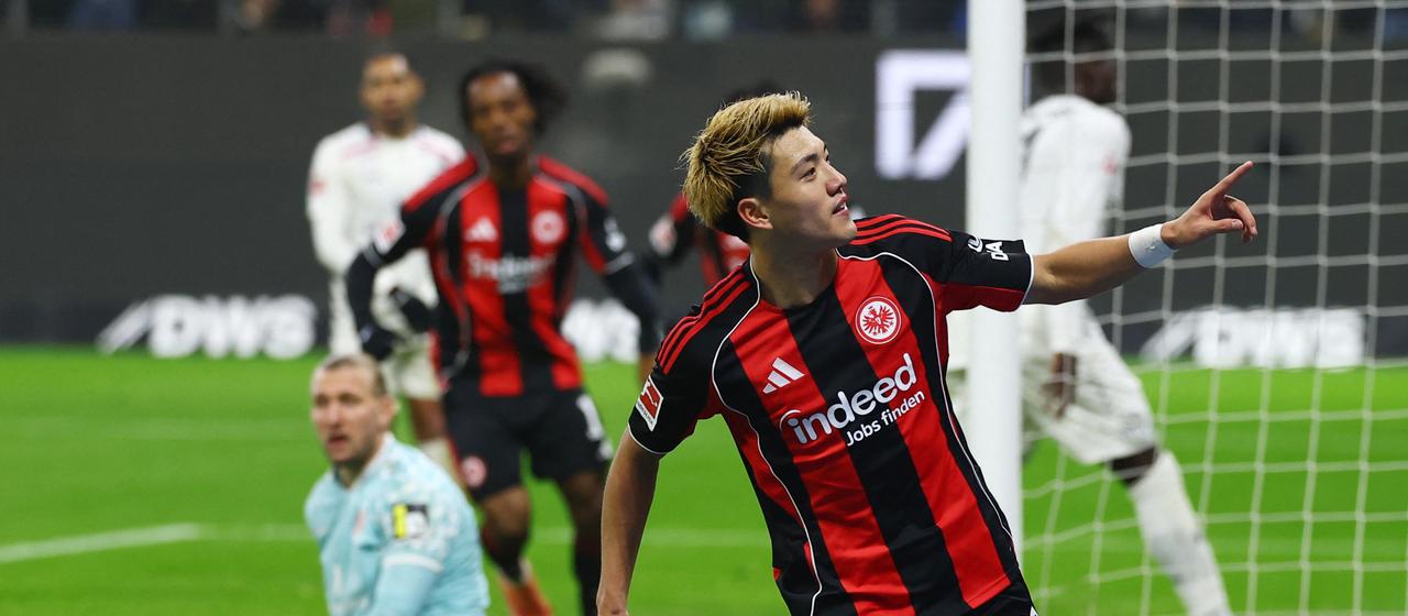 Frankfurts Ritsu Doan (aus) feiert seinen Siegtreffer im Spiel gegen Mainz 05