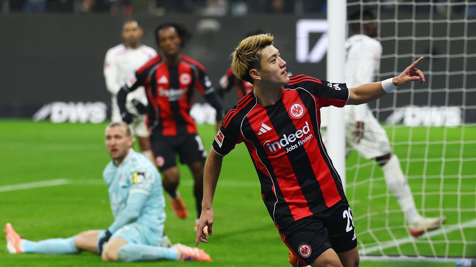 Frankfurts Ritsu Doan (v.) jubelt über seinen Siegtreffer im Spiel gegen Mainz 05 | REUTERS