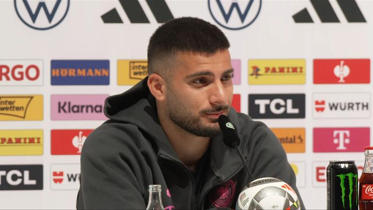 Deniz Undav während einer Pressekonferenz der Nationalmannschaft