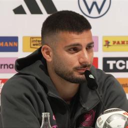 Deniz Undav während einer Pressekonferenz der Nationalmannschaft