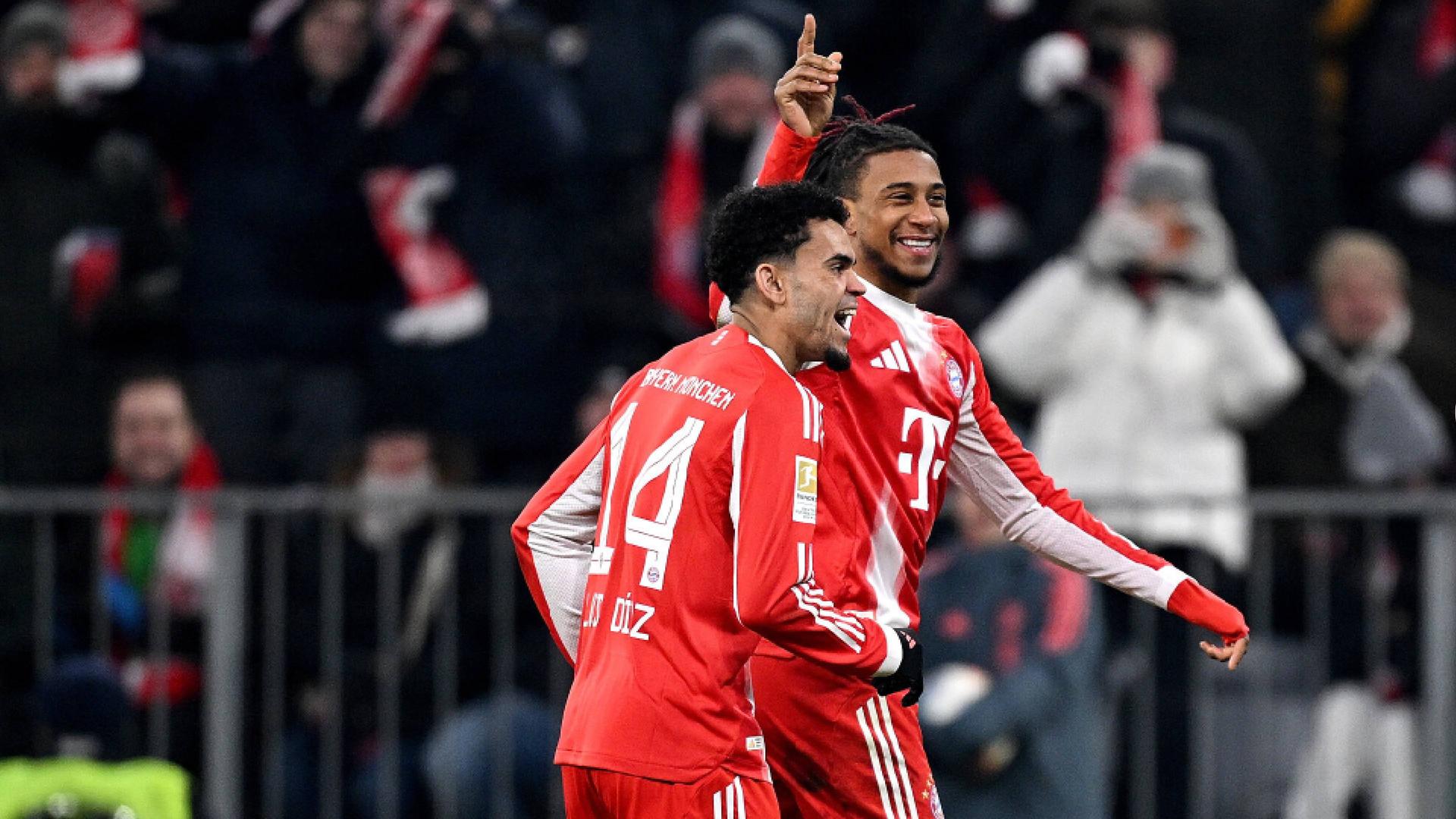 Michael Olise und Luis Diaz jubeln zusammemn im Spiel gegen Wolfsburg | picture alliance / Pressefoto Ulmer | Markus Ulmer