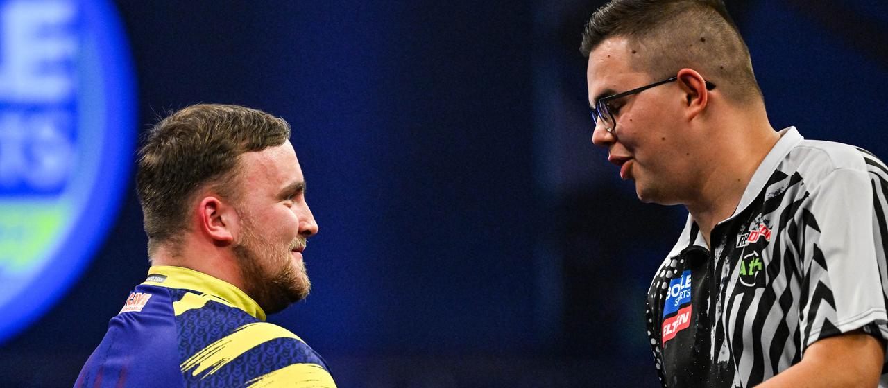 Luke Littler (l.) und Gian van Veen im Oktober 25 in Leicester