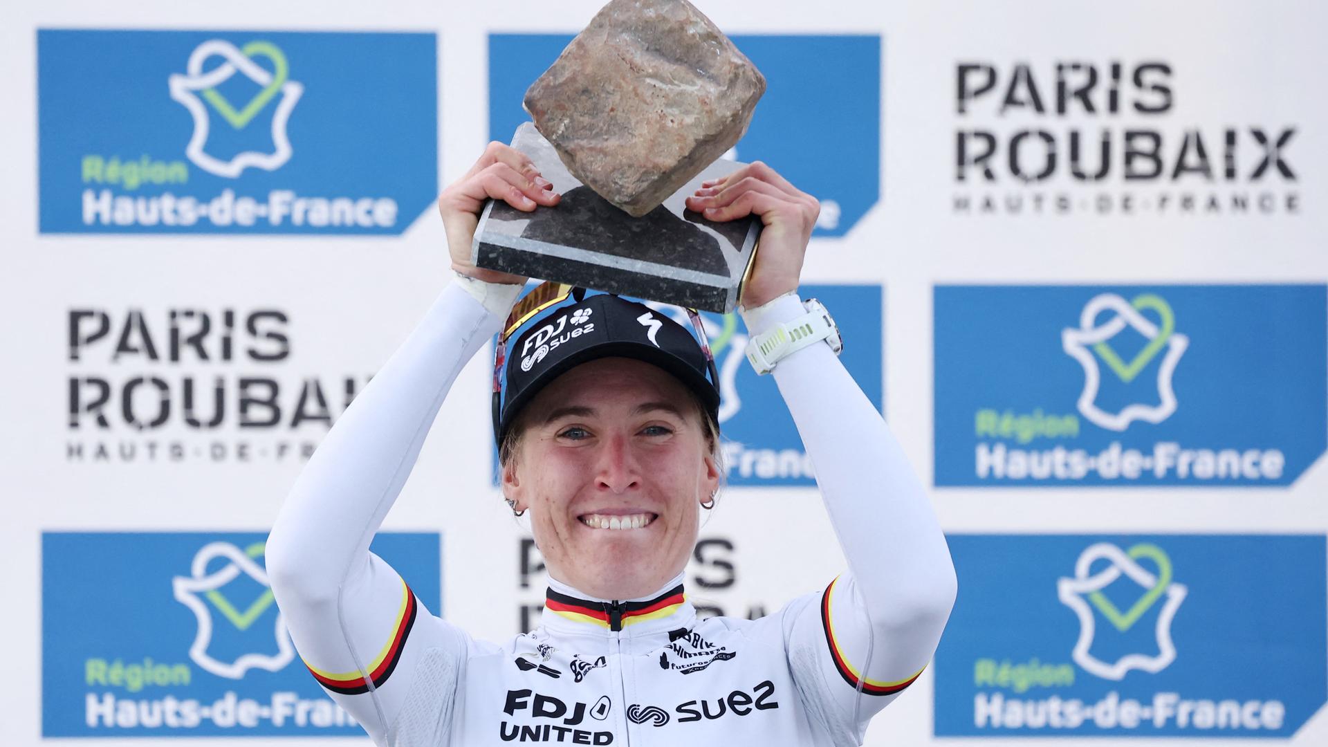 Klassiker Paris-Roubaix - die Siegerehrung mit Franziska Koch