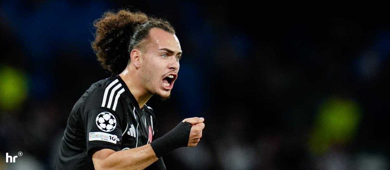 Arthur Theate treibt seine Mitspieler im Spiel gegen Neapel an.