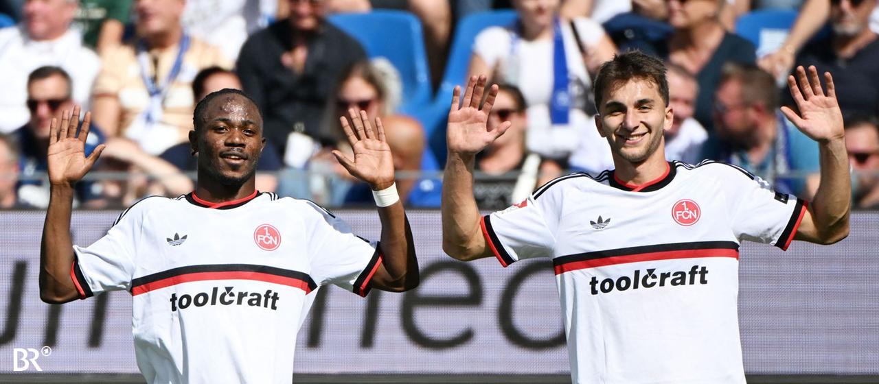Die Nürnberger Mohamed Ali Zoma (l) und Adam Markhiev bejubeln den Treffer zum 0:1 durch Mohamed Ali Zoma gegen den Karlsruher SC.