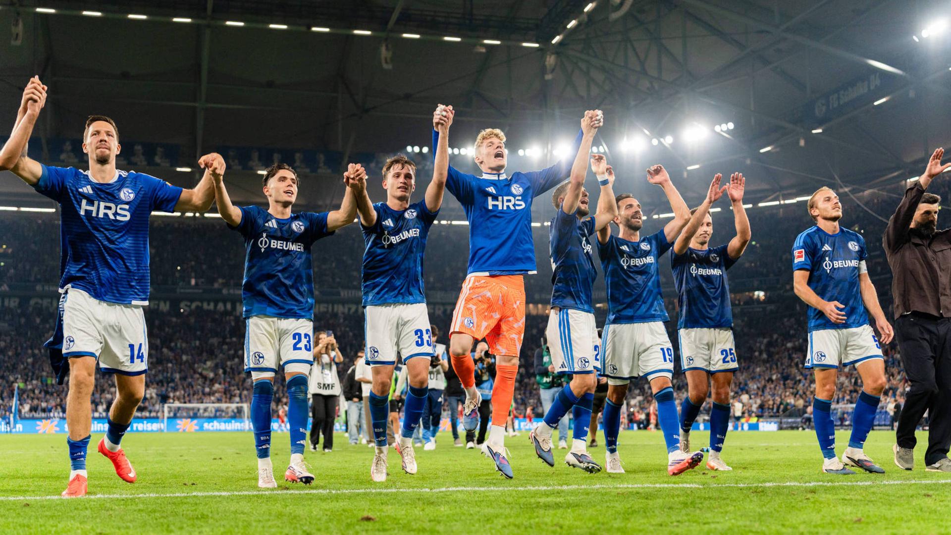 Die Spieler von Schalke 04 bejubeln das Unentschieden gegen Bayern München | IMAGO/STEINSIEK.CH