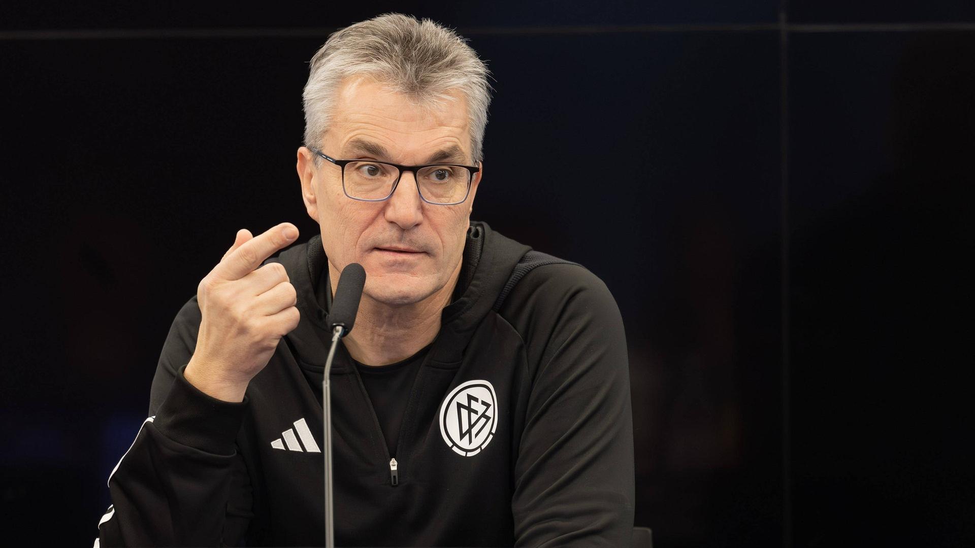 Knut Kircher (Geschäftsführer Schiedsrichter GmbH DFB) auf einem Vortrag | IMAGO, IMAGO / Kessler-Sportfotografie