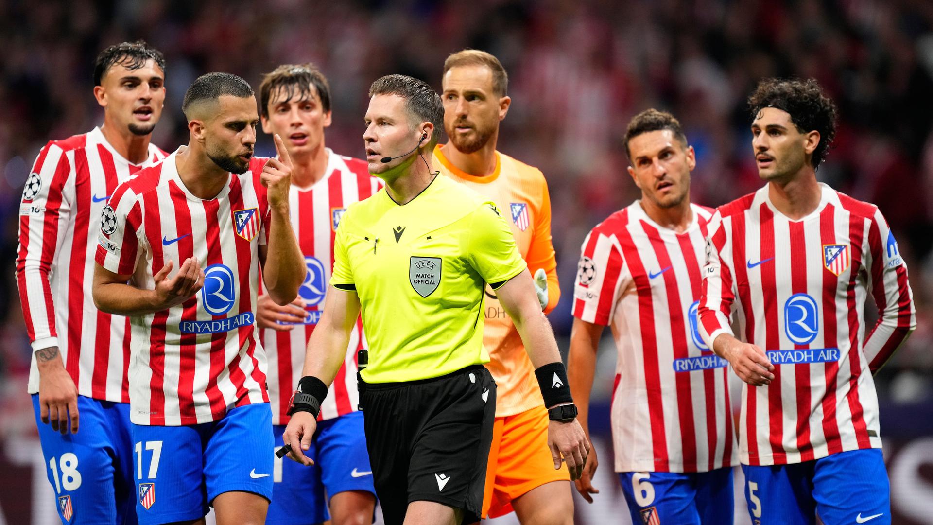 Spieler von Atletico Madrid reagieren, nachdem Schiedsrichter Danny Makkelie dem FC Arsenal einen Elfmeter zugesprochen hat. | dpa, Jose Breton