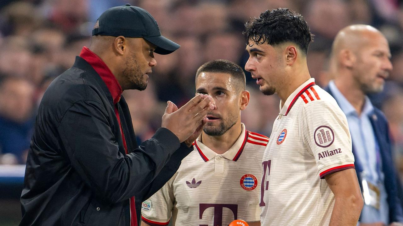 FC-Bayern-Trainer Vincent Kompany im Gespräch mit Aleksandar Pavlovic. | picture alliance / M.i.S. | Bernd Feil