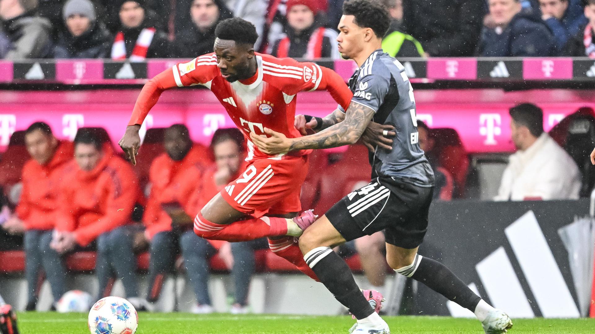 Alphonso Davies im Zweikampf mit Nnamdi Collins | dpa