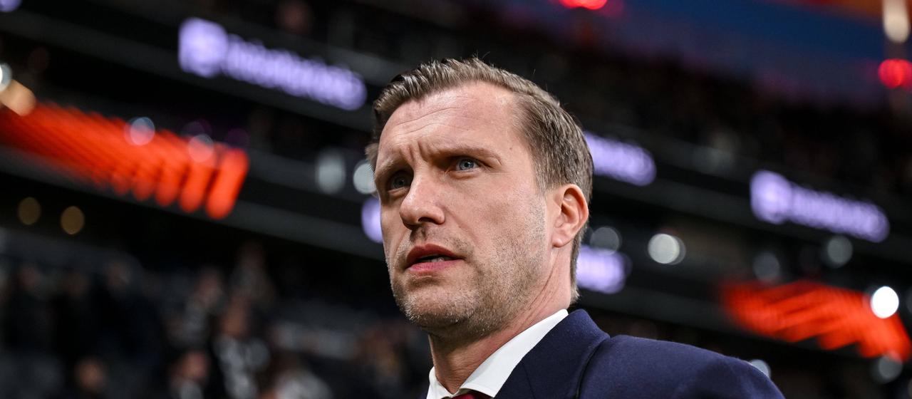 Markus Krösche im Anzug vor wichtigen Spielen. 