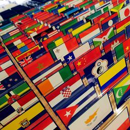 Schilder mit Flaggen bei einem FIFA-Kongress
