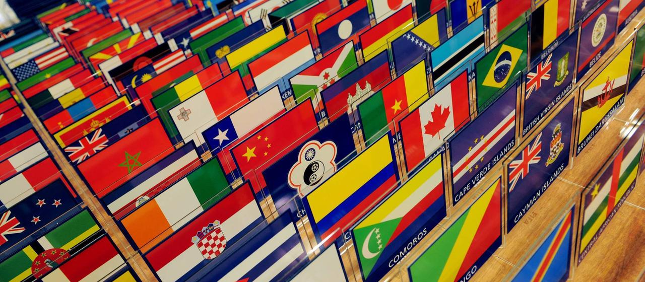 Schilder mit Flaggen bei einem FIFA-Kongress