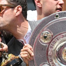 Thomas Müller küsst den Kakadu