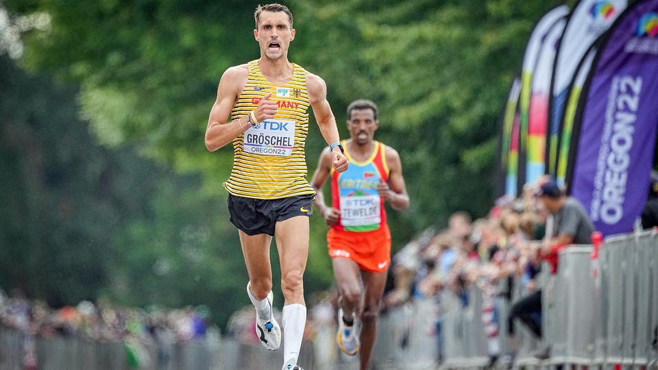 Marathonläufer Tom Gröschel bei der Leichtathletik WM 2022 in Eugene. | DPA Bildfunk/Michael Kappeler Marathonläufer Tom Gröschel bei der Leichtathletik WM 2022 in Eugene.