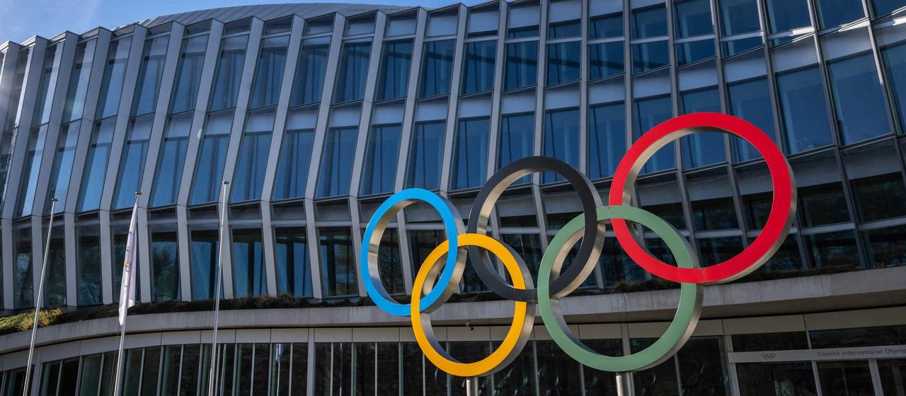 Die Olympischen Ringe vor der Zentrale des IOC in Lausanne