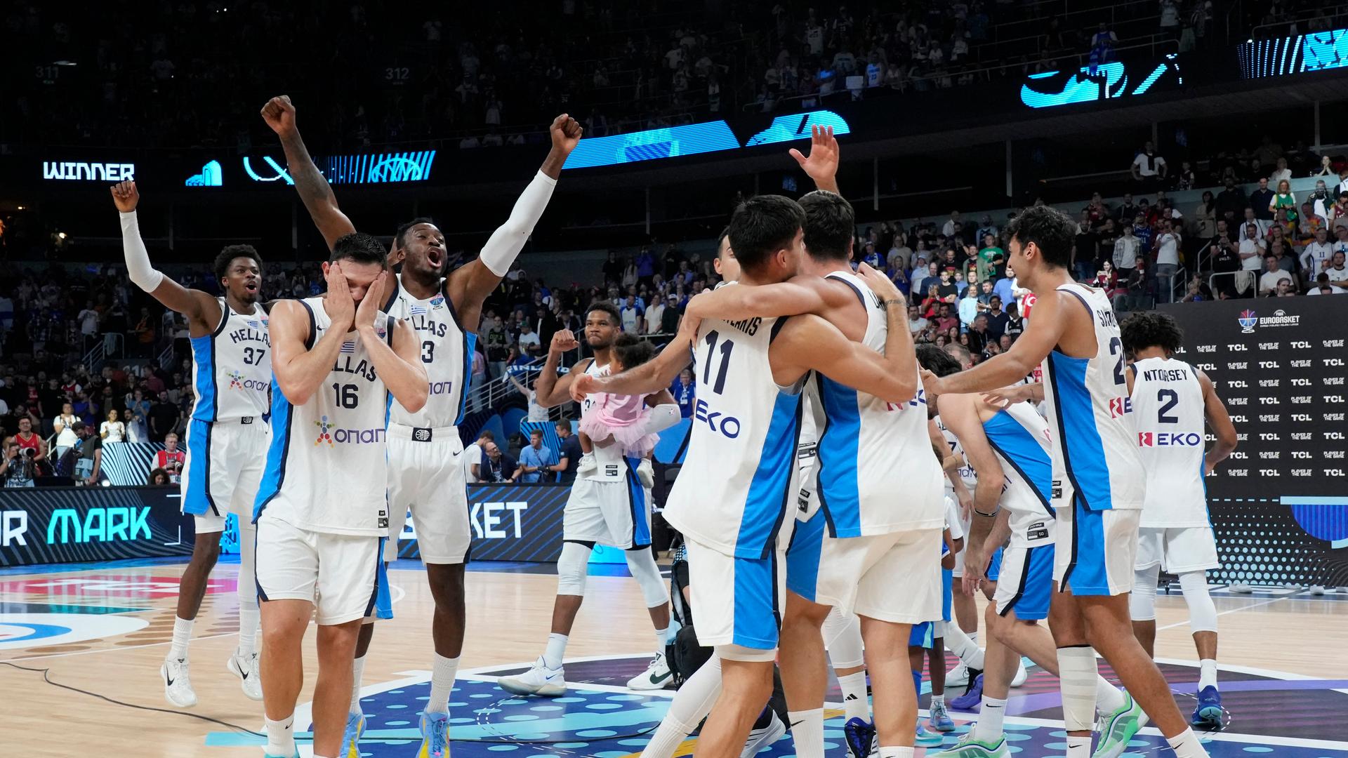 Die griechische Basketball-Nationalmannschaft bejubelt den Sieg über Finnland |  REUTERS/Ints Kalnins