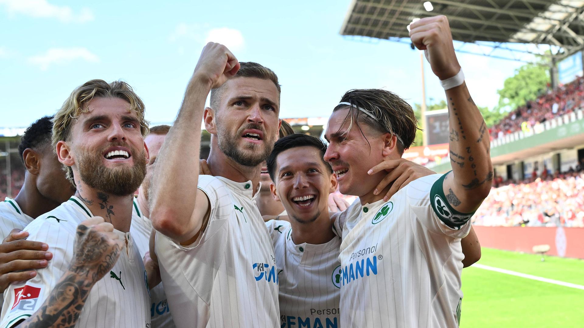 Fürth holt nach wildem Ritt in Cottbus ersten Saisonsieg