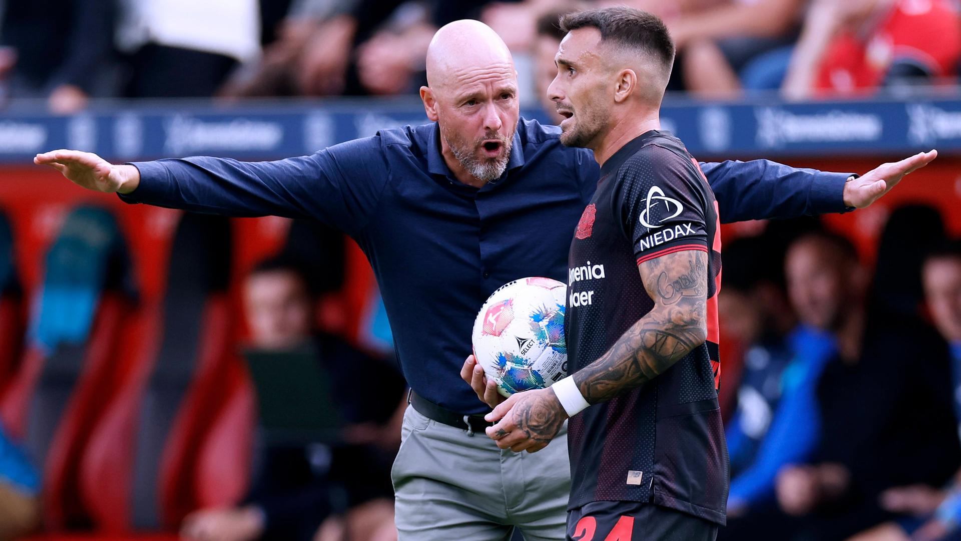 Erik ten Hag (l.) im Dialog mit Aleix Garcia | IMAGO / Laci Perenyi