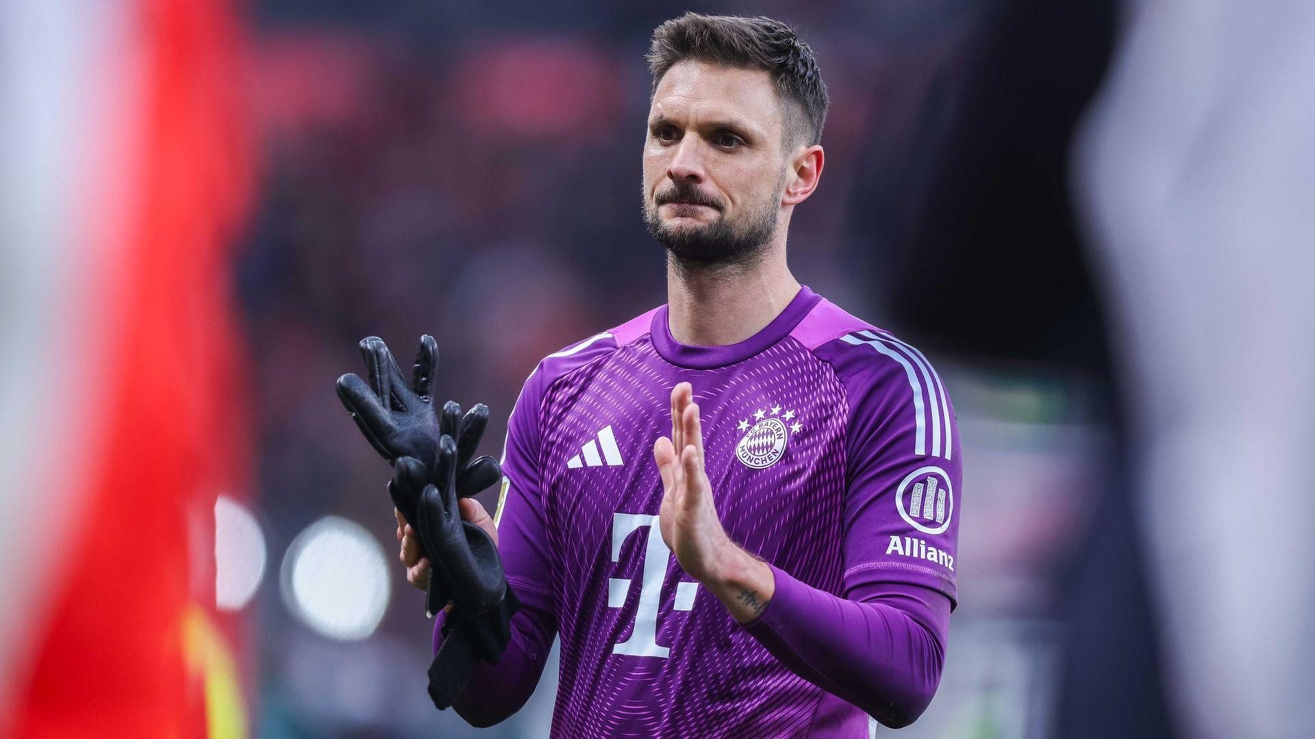 Sven Ulreich blickt konzentriert während eines Spiels