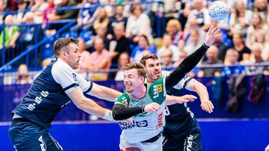 Oskar Neudeck (Göppingen) kann vom TBV nicht am Wurf gehindert werden