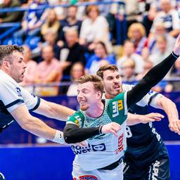 Oskar Neudeck (Göppingen) kann vom TBV nicht am Wurf gehindert werden